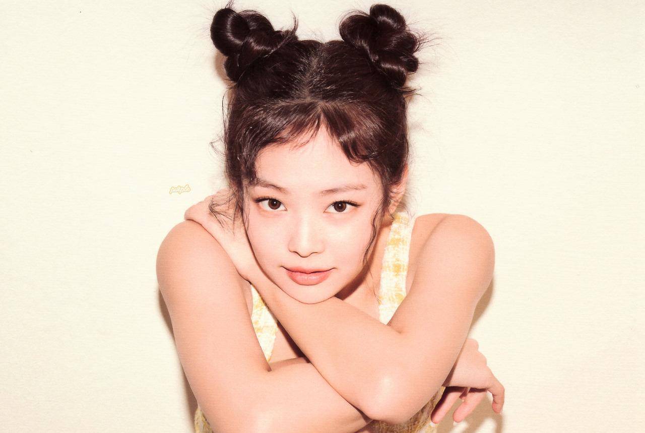 23岁jennie和30岁金泰妍,都挑战双丸子头,少女感竟然不相上下?