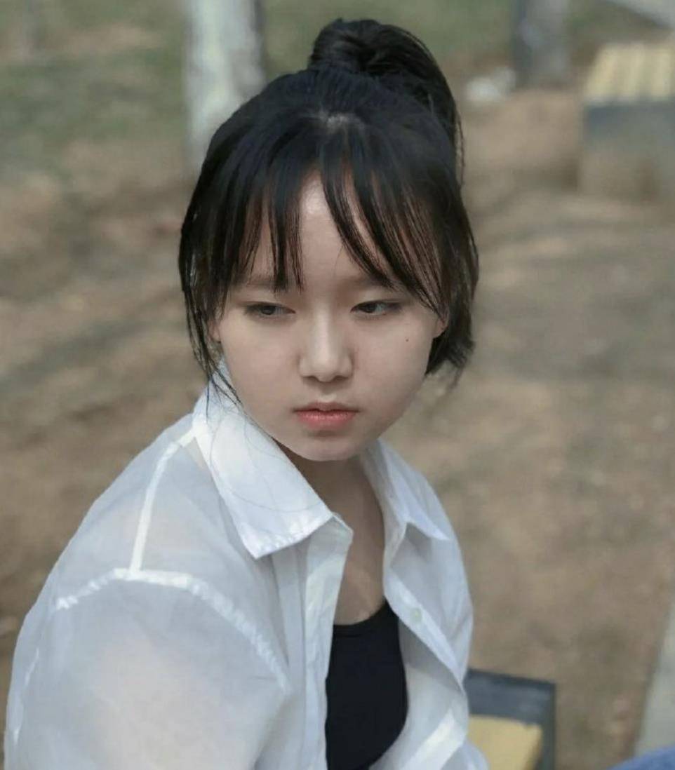 还有一点秦牛正威的感觉这张照片让小菲想到了小时候在影楼拍的写真