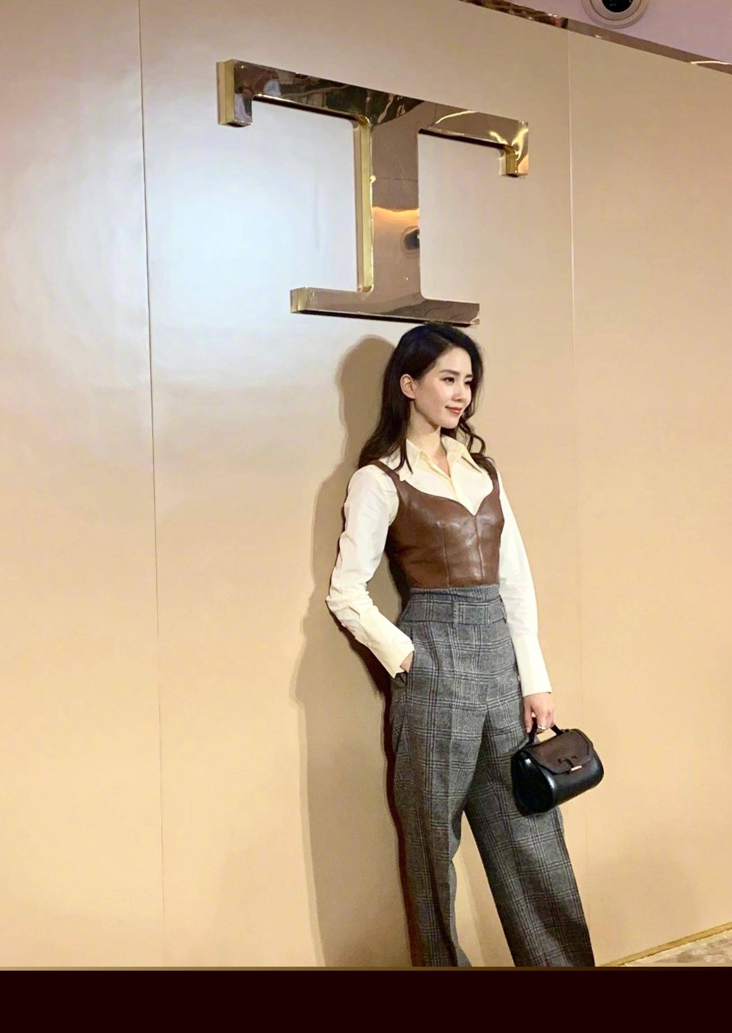 33岁刘诗诗状态绝佳,穿搭造型又酷又飒,生图简直绝了!