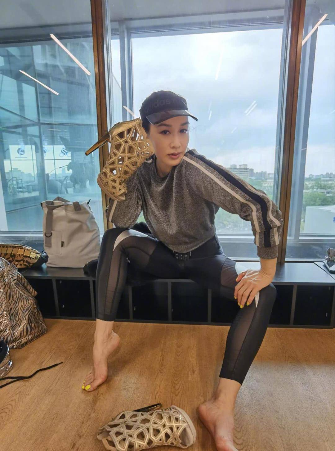 钟丽缇真瘦了!这小细腿都敢踩恨天高了,是要重回颜值巅峰吗?