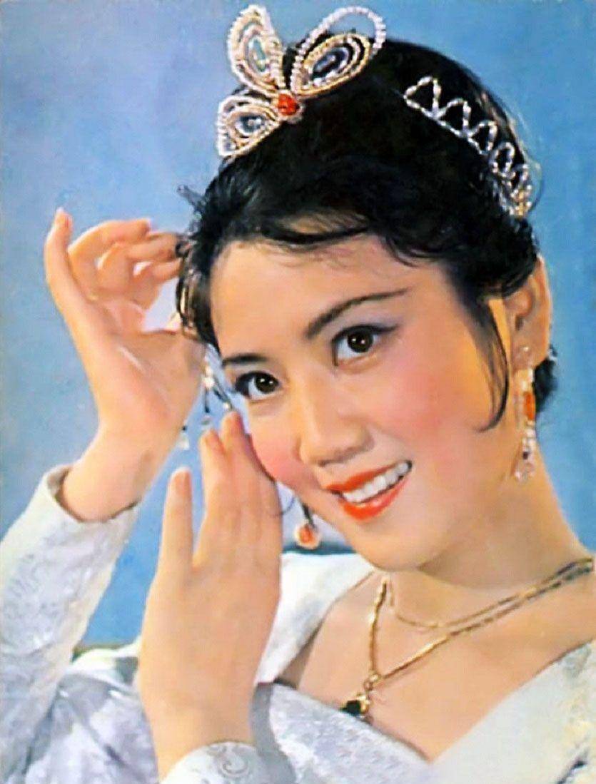 被年轻时的李秀明惊艳到了,她现在远在加拿大守着丈夫和一双儿女_儿子