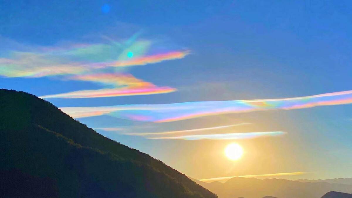 南昌天空出现状如金色凤凰的"神鸟"云,持续超一小时_云彩_形状_图案