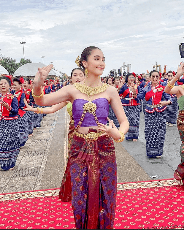 泰国紫裙舞女火遍全网