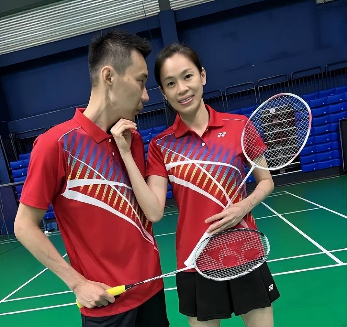 花千万抗癌瘦脱相,两个儿子托着妈妈孕肚太有爱_妻子_黄妙珠_羽毛球