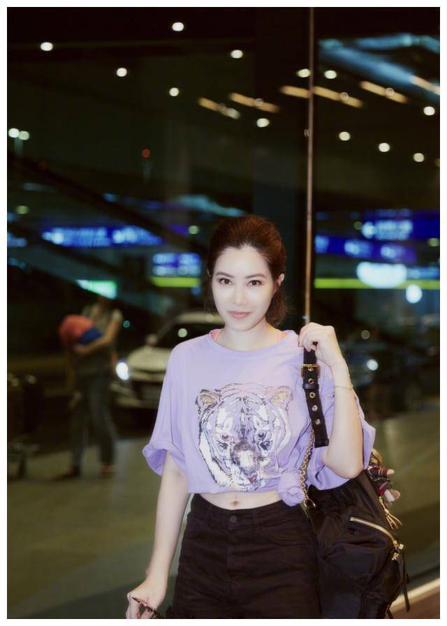 41岁徐怀钰依然不显老,连帽t恤配短裤现机场,波波头发型超减龄_徐怀玉