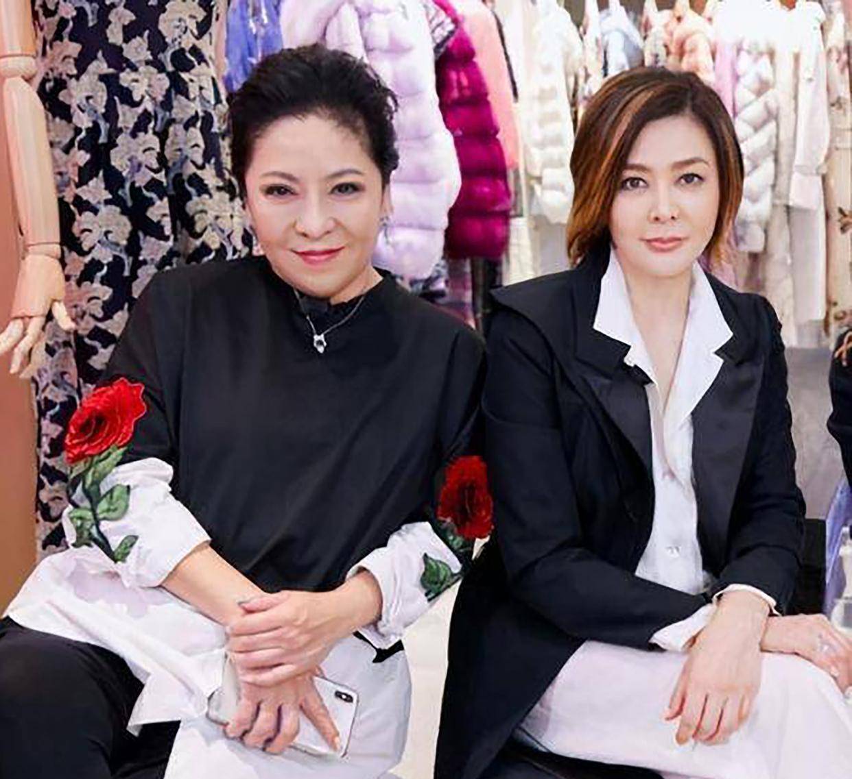 63岁向太与关之琳年轻时合照曝光,和郭碧婷神似,两人有母女相_儿媳