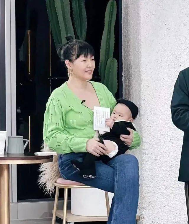 小s被曝疑似生四胎!小腹微微隆起,网友:怀孕了!_许亚军_儿子_孩子
