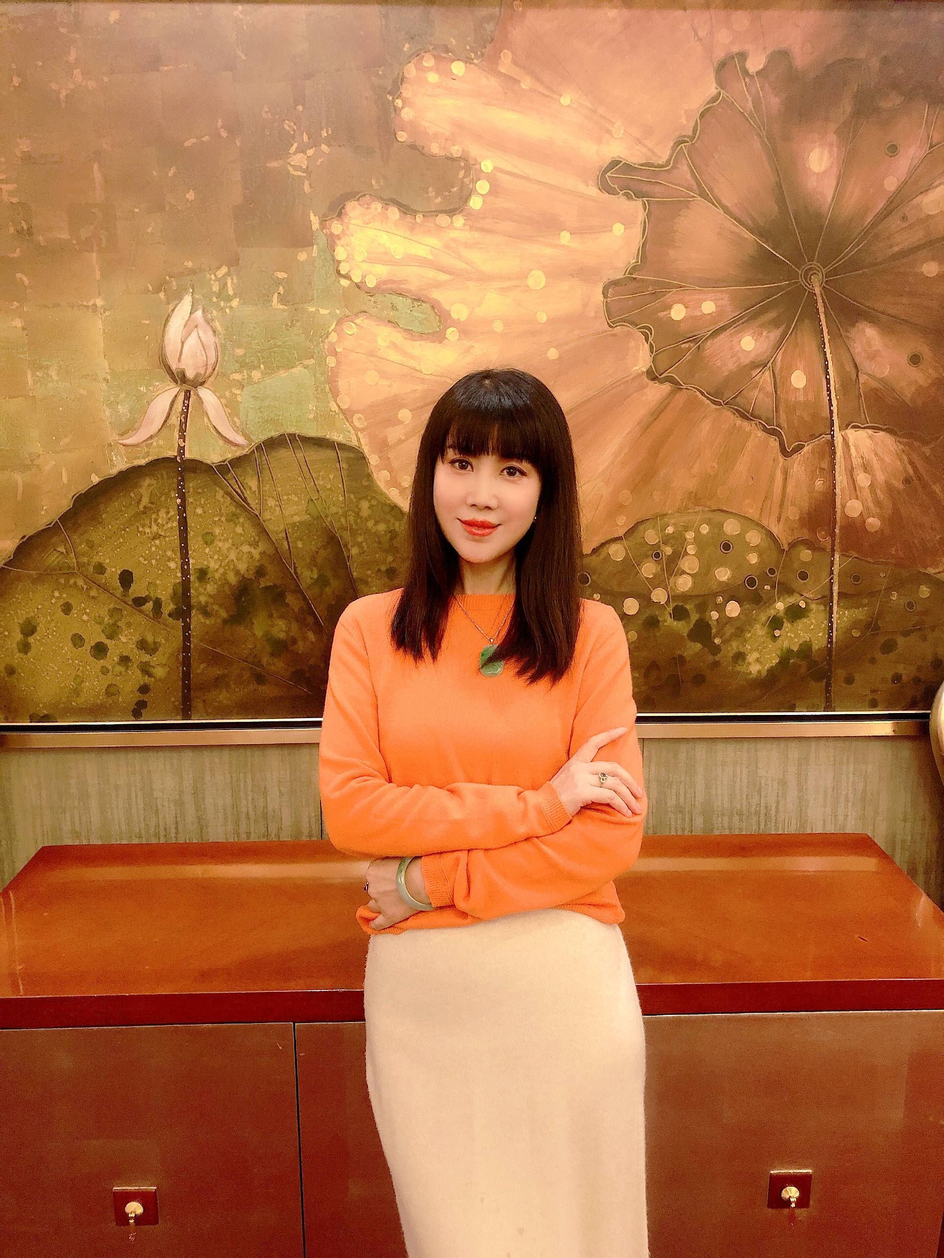 诗人 施施然施施然,本名袁诗萍,诗人,画家,主编《中国女诗人诗选》