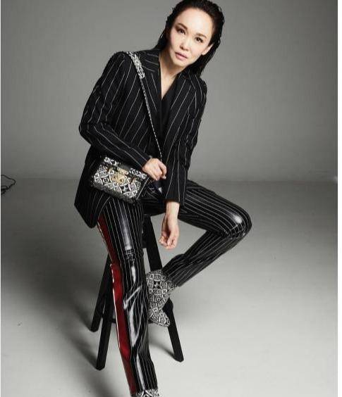 49岁范文芳真放得开!