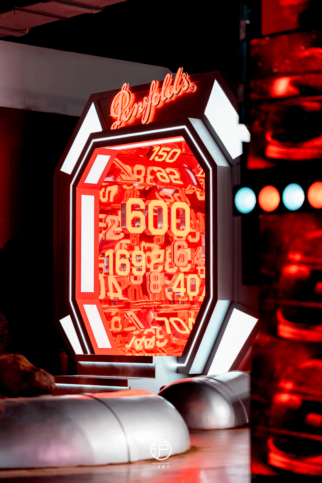 无一不吸引着你继续探索飘动的绯红旗帜,闪烁的如昼灯光这里同时亦是