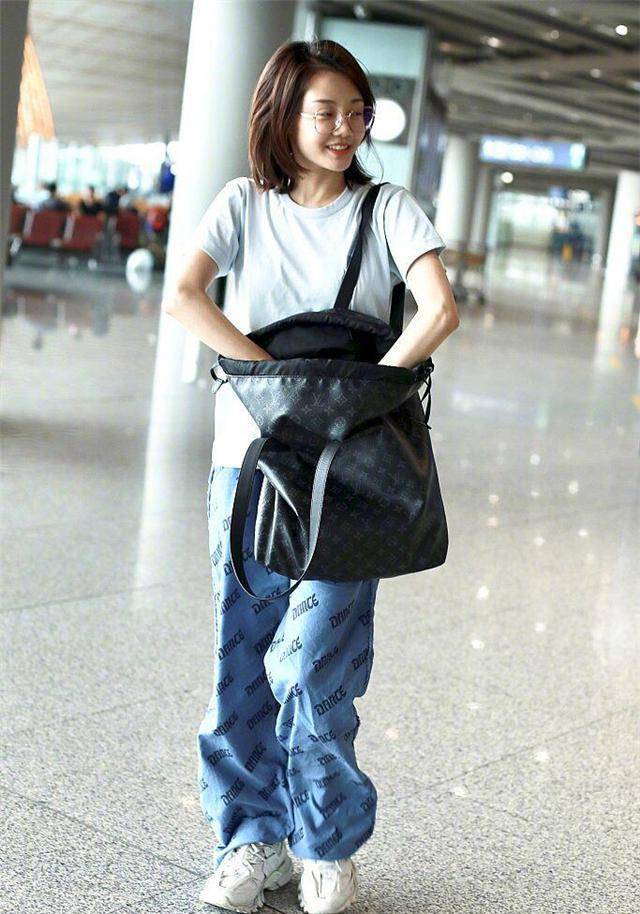 穿阔腿裤时尽量别配平底鞋了,今年明星都在这样穿,这也太潮了吧