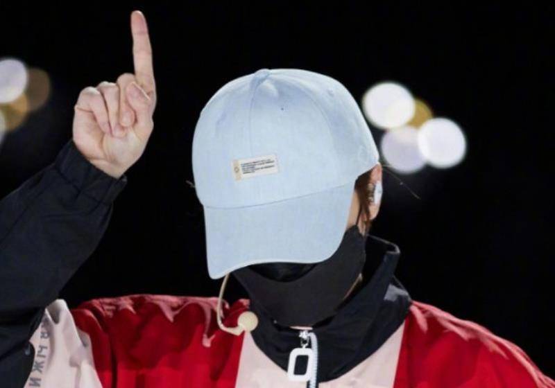 鹿晗上班工作图遭疯传,身穿运动服少年感超强,看清手势粉丝感动_网友