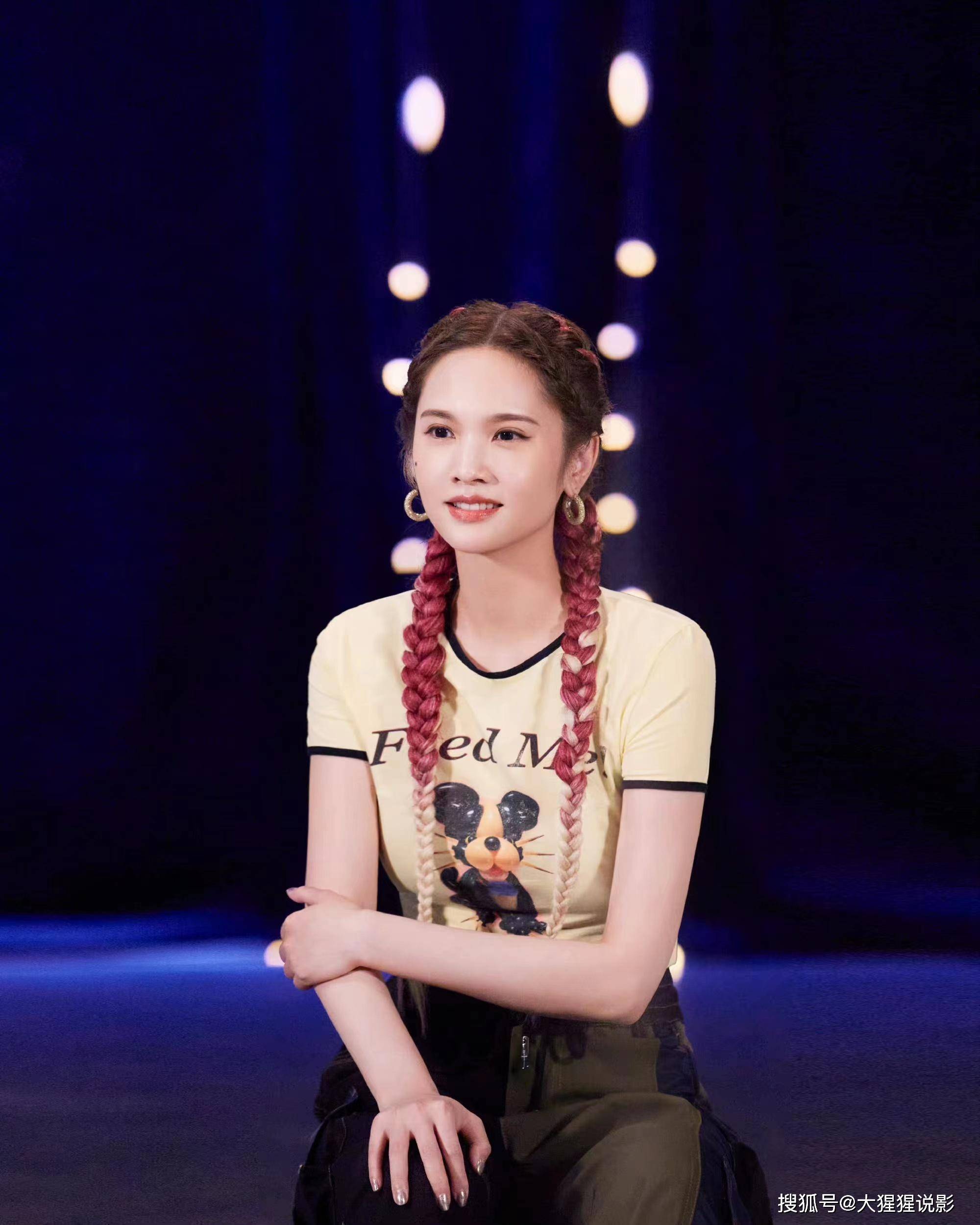 杨丞琳38岁,这身打扮看起来清新减龄,发型却很显年轻?_头发_时尚_风格