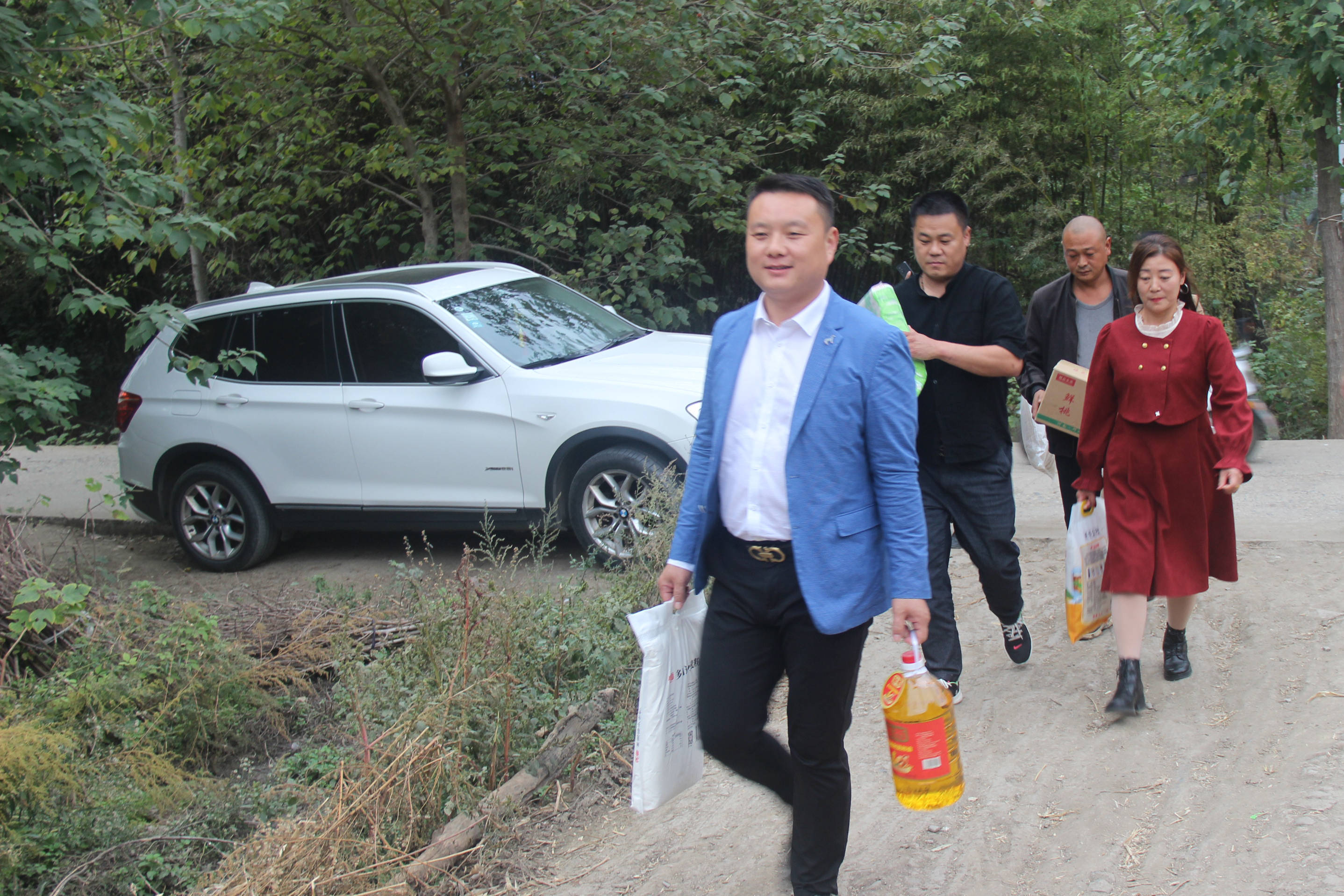 河南省豫宛香酒业总经理陈涛一行到汲滩镇看望慰问困难家庭_陈总_邓州