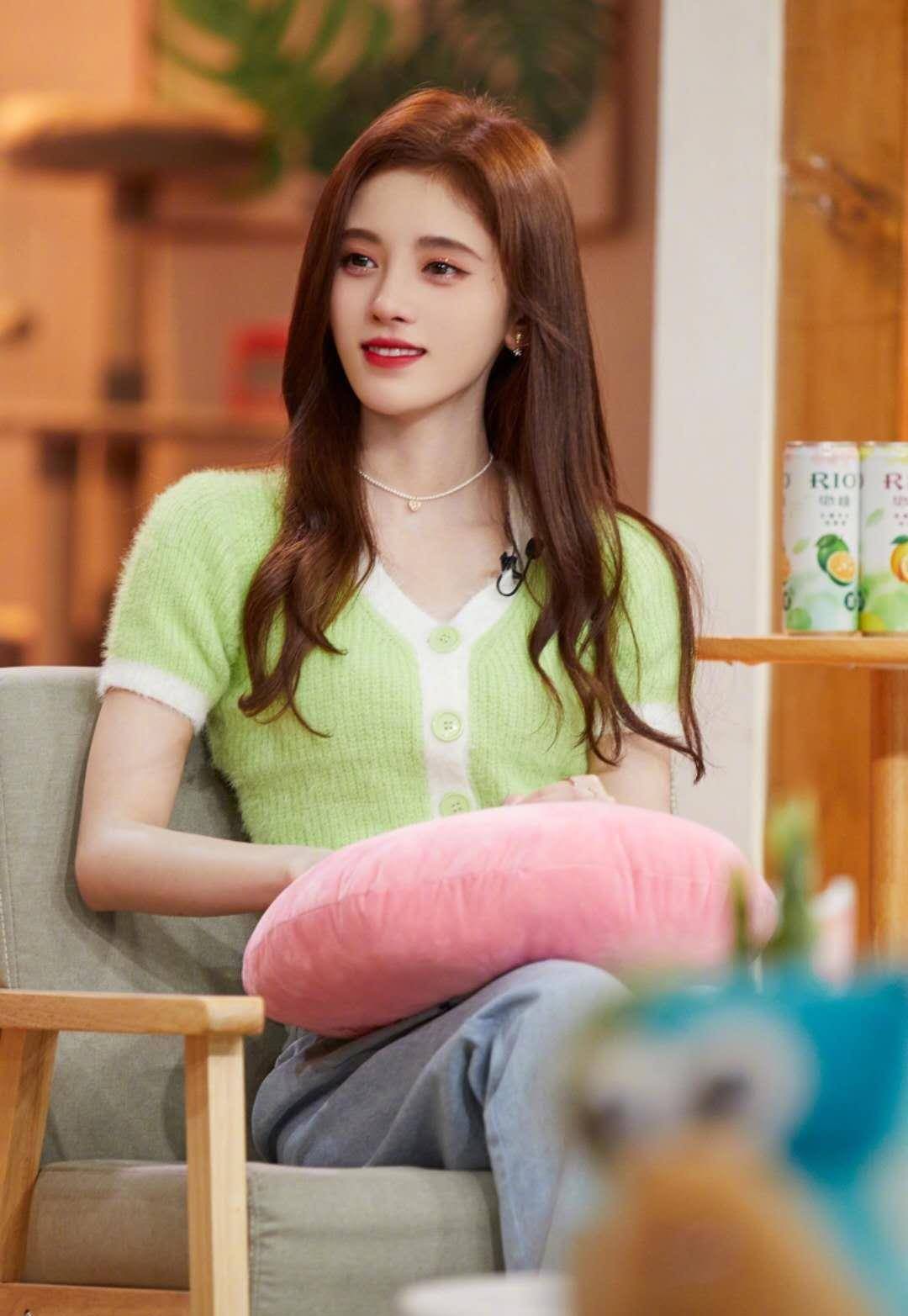 二者所处家庭背景不同,虞书欣本身家境优渥,是个真正十指不沾阳春水的