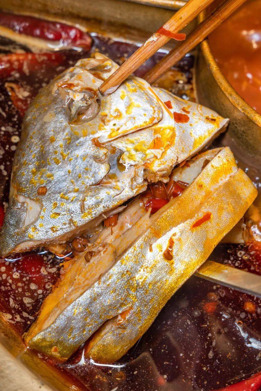 来豪渝吃火锅怎么能少得了金鲳鱼,每一片都是看得见的新鲜.