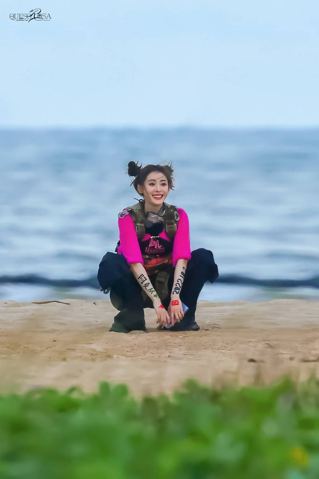 张天爱买菜美成画报,蹲地上往行李箱装菜,像极了在逃的落难公主