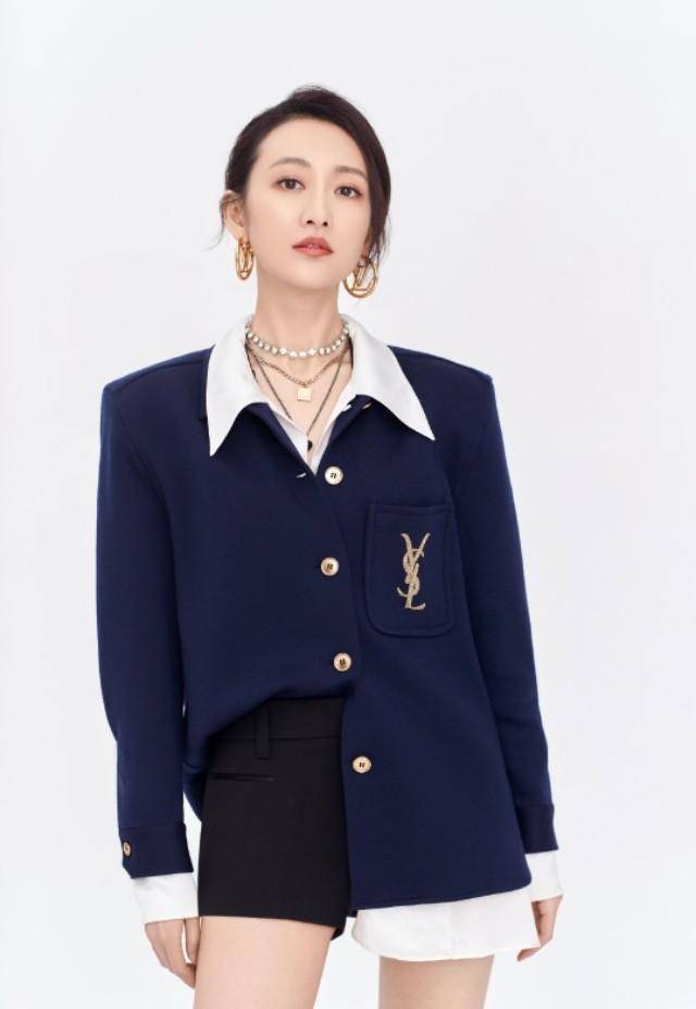 王鸥大走复古风,宫廷上衣配阔腿拖地裤尽显好身材,金色耳环惹眼_造型