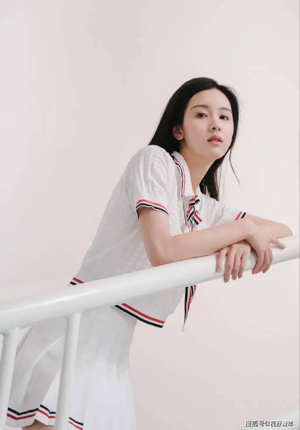 她将许多感受的触角缓缓延伸至每个角落,在生活的律动下徐徐前进,汲取