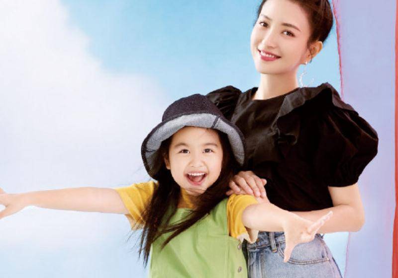 包贝尔女儿"整容式"长大,曾经模样丑萌可爱,5岁美成小包文婧_网友_包