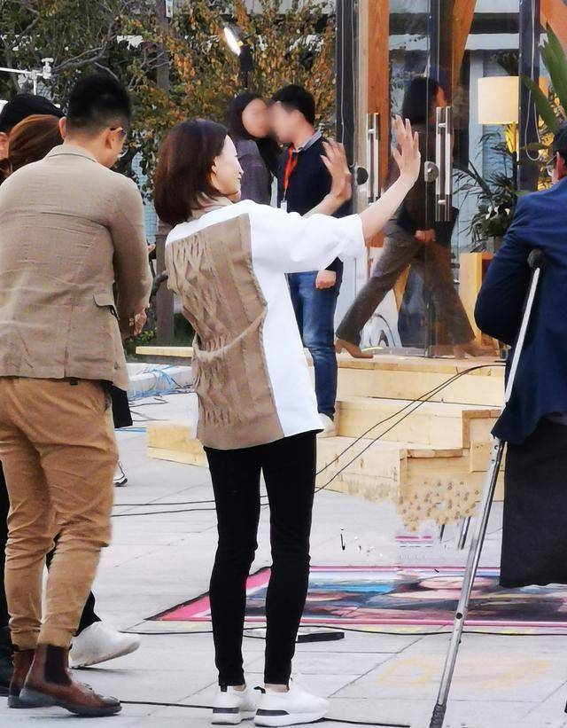 黑色紧身裤十分常见,与拼接针织衫搭配一个宽松一个紧身,松弛有度刚刚