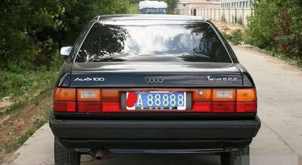 它后来经过小幅改动摇身一变成为了"ca7220"和"红旗明仕",继续发挥