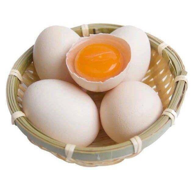 关于鸡蛋现在网络上也有说法,说白皮鸡蛋比红皮鸡蛋更有营养,认为白色