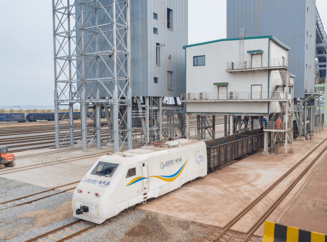 全国首台智能化电动火车联合装车楼装车作业在日照港完成重载试车