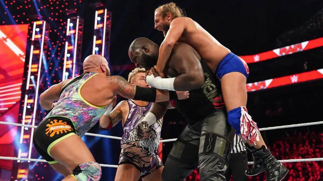 wwe raw现场照抓拍:多米尼克自称现代艾迪格雷罗,二柱子对战米兹,强尼