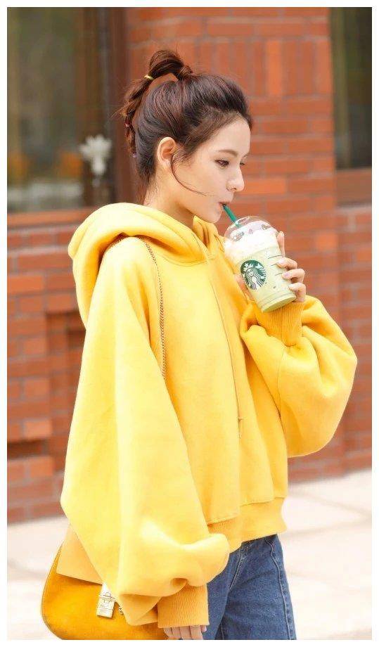 当张予曦扎起高马尾,穿黄卫衣搭配阔腿裤时:像极了初恋的样子_张汝熙