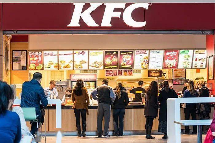 吐了！澳洲KFC员工在后厨舔鸡肉、咬生菜！网友：再也不吃了！