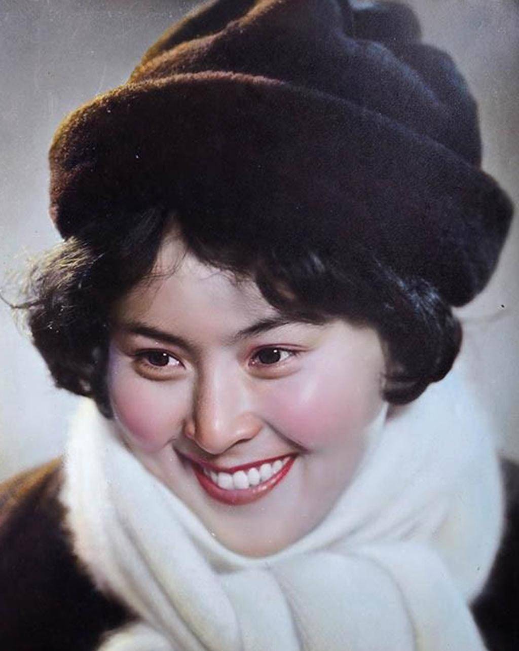 后来,又在《黛玉传》中饰演邢夫人,在《今夜天使降临》中饰演彭佳佳