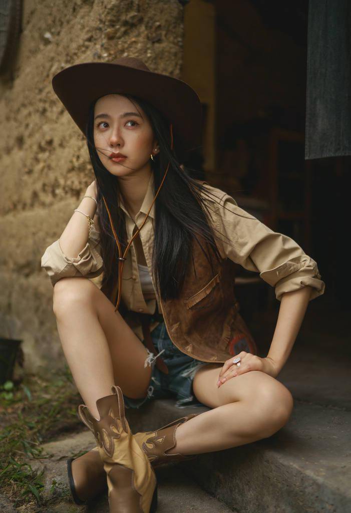 许龄月晒秋日小雀斑妆写真 牛仔女郎造型又野又欲_马甲_雀斑_写真