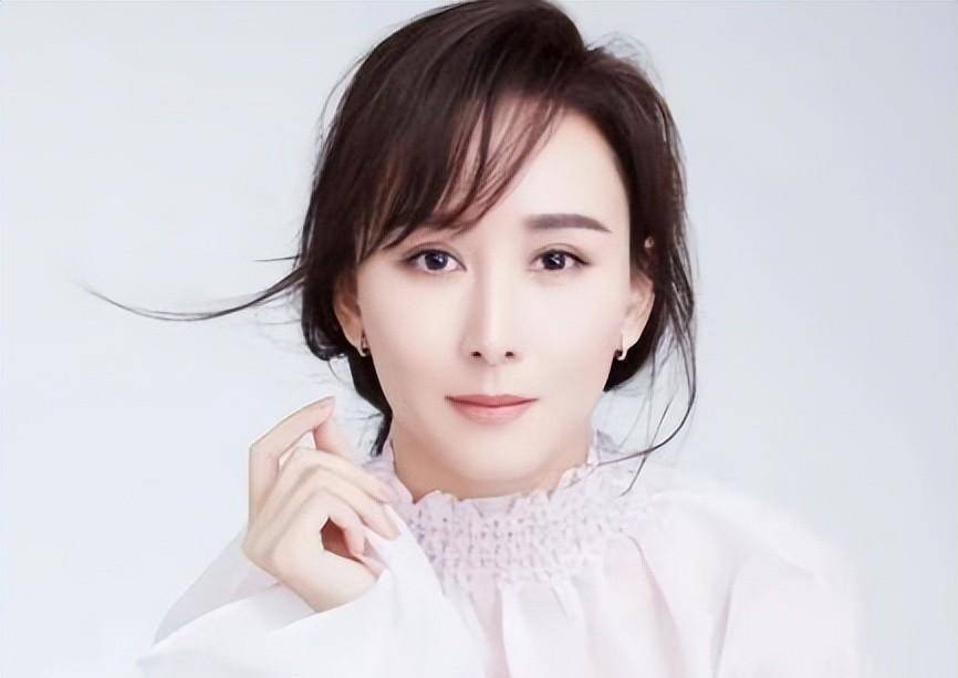 "拿督夫人"胡静:被亿万富豪追三年,打败杨紫琼嫁豪门却穿地摊货