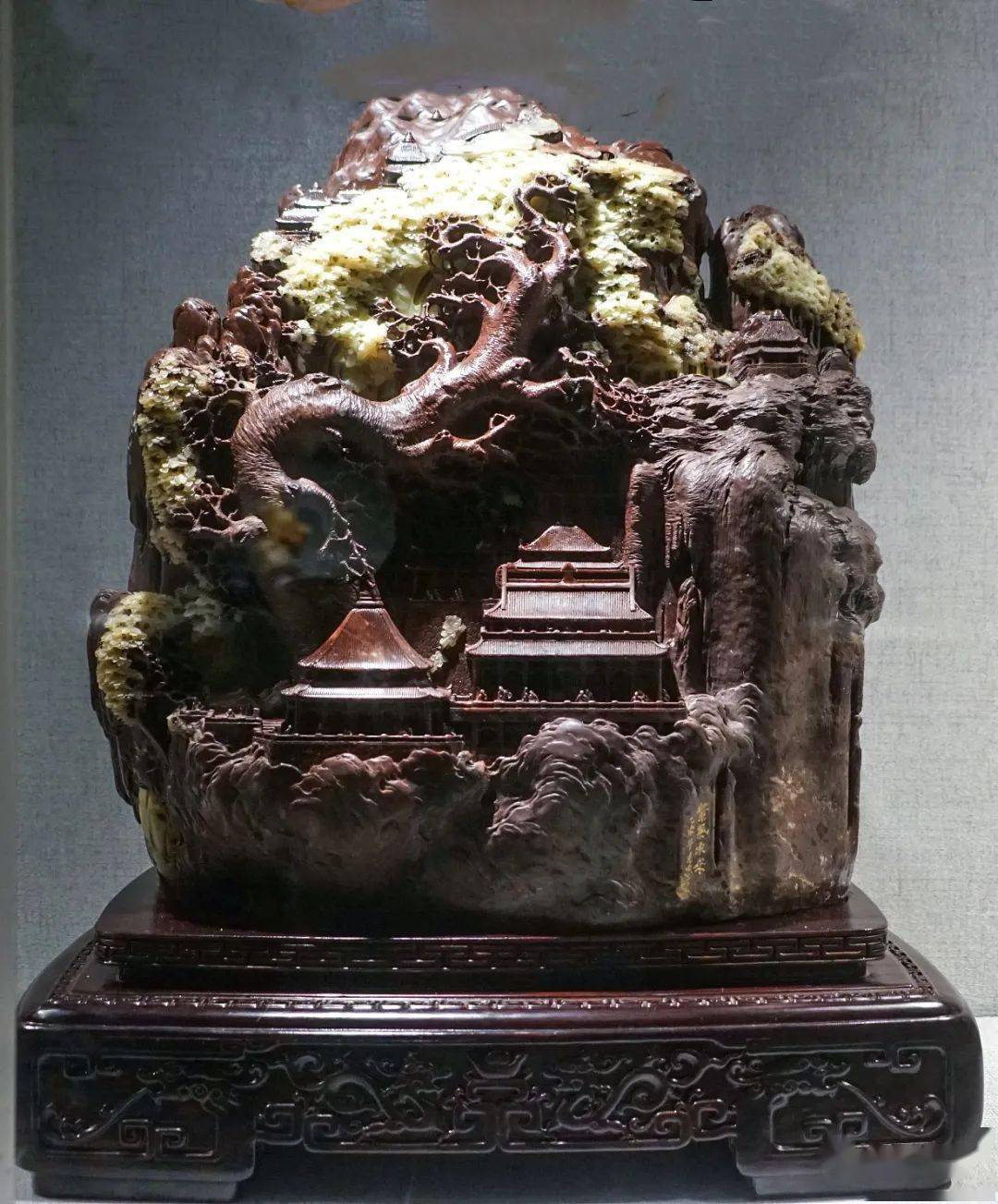 品类众多的青田石;历代著名艺人,工艺美术大师等石雕艺术家的精品