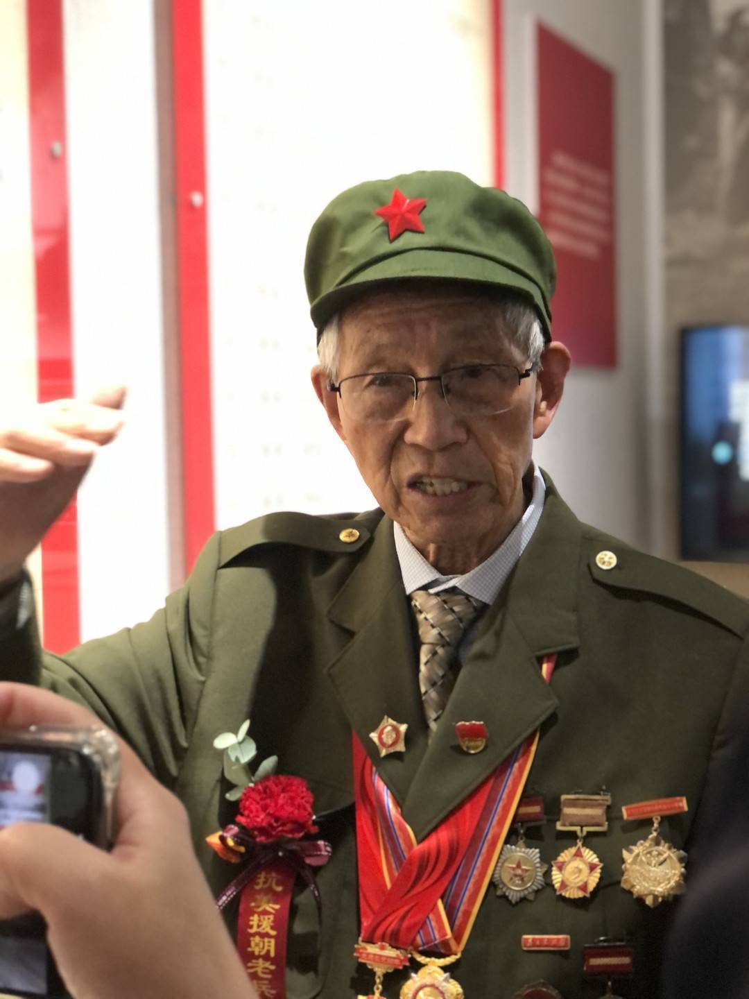 当天还有8位参加了抗美援朝的老兵也来到了建川博物馆,参观这个展览