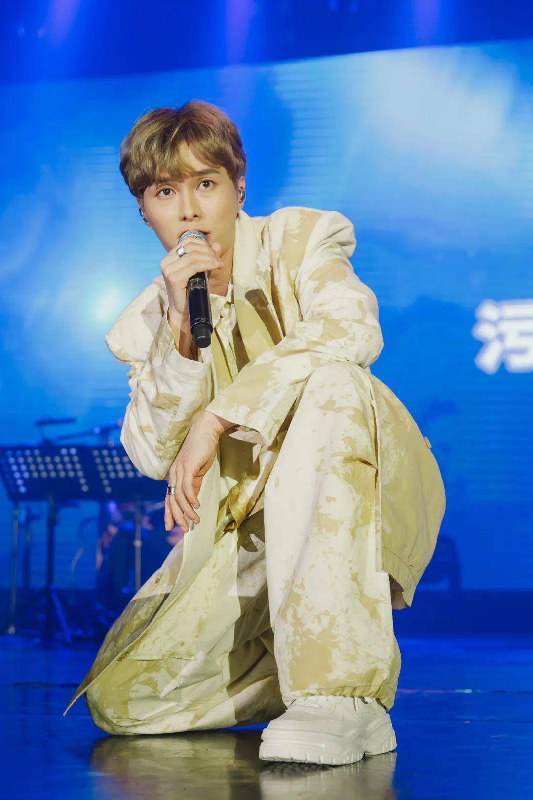 吴业坤撇低靓老婆嚟内地周围hea登台胡鸿钧演唱会竟被现场示爱