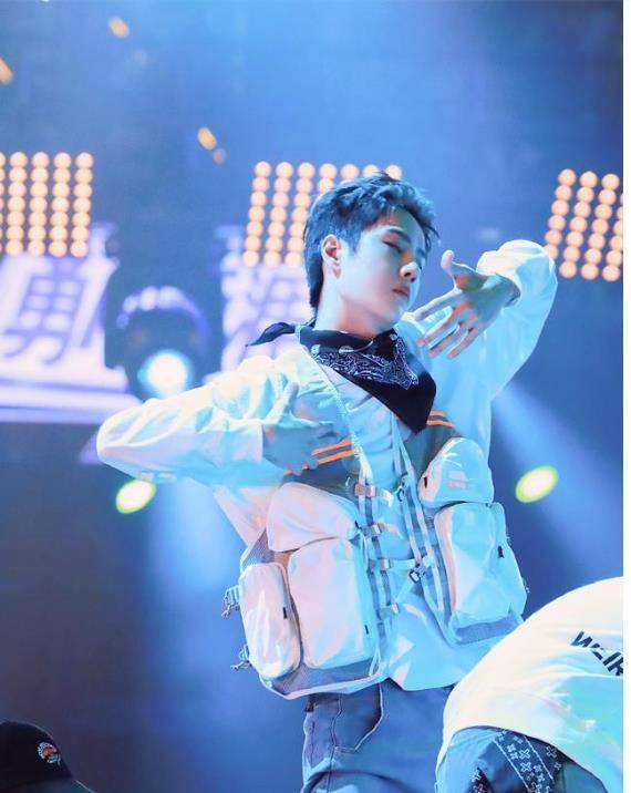 王一博的抖肩舞突然出圈了,猫狗抖肩都不够用了,机器人都在跳_街舞