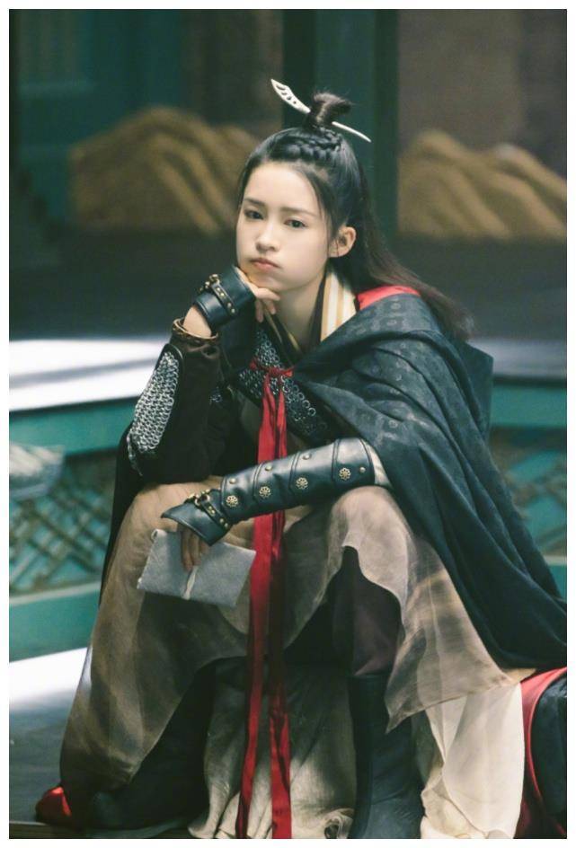 看到这身打扮就懂了,清冷范十足!_李心_风格_颜色