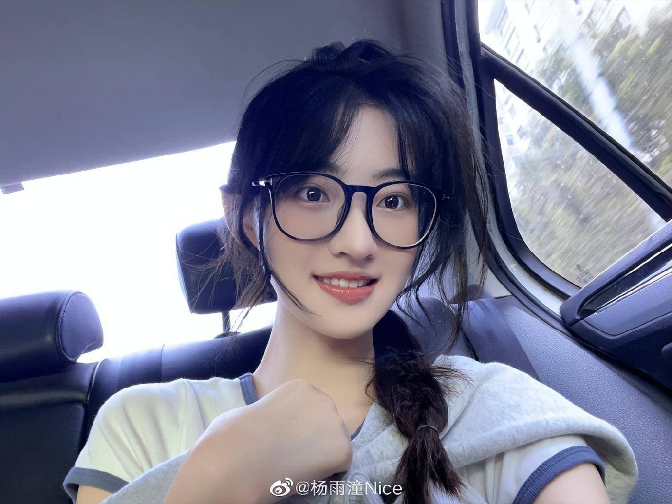 99年小花,颜值身材上乘,年纪小却剧抛脸,爆相很足_杨雨潼_时尚_头发