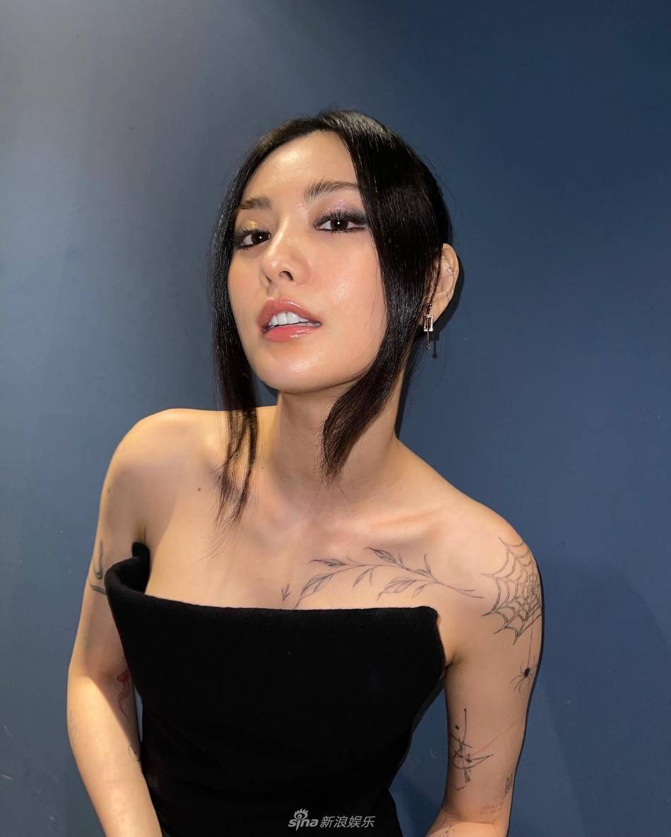 韩国女星林珍娜大秀纹身美背!曼妙身材太性感撩人_黑色_长裙_丘比特