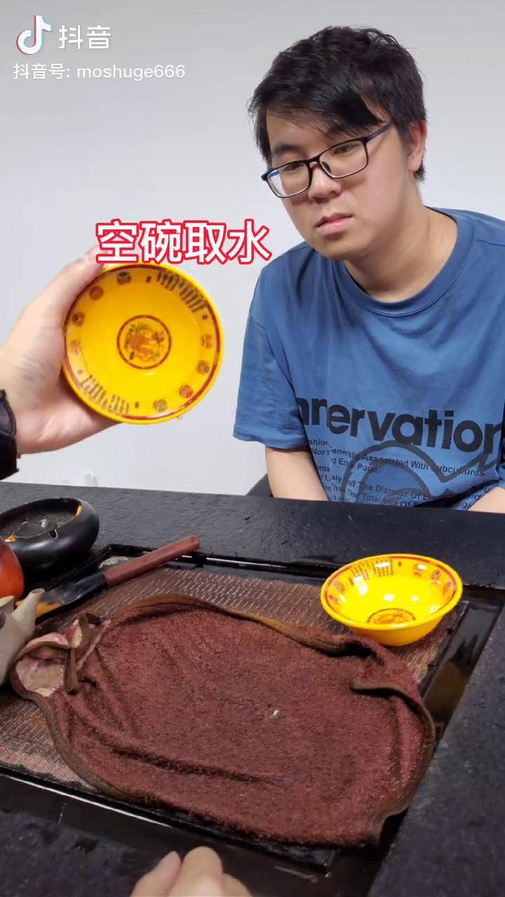 空碗变出满满的水魔术揭秘 魔术_魔术