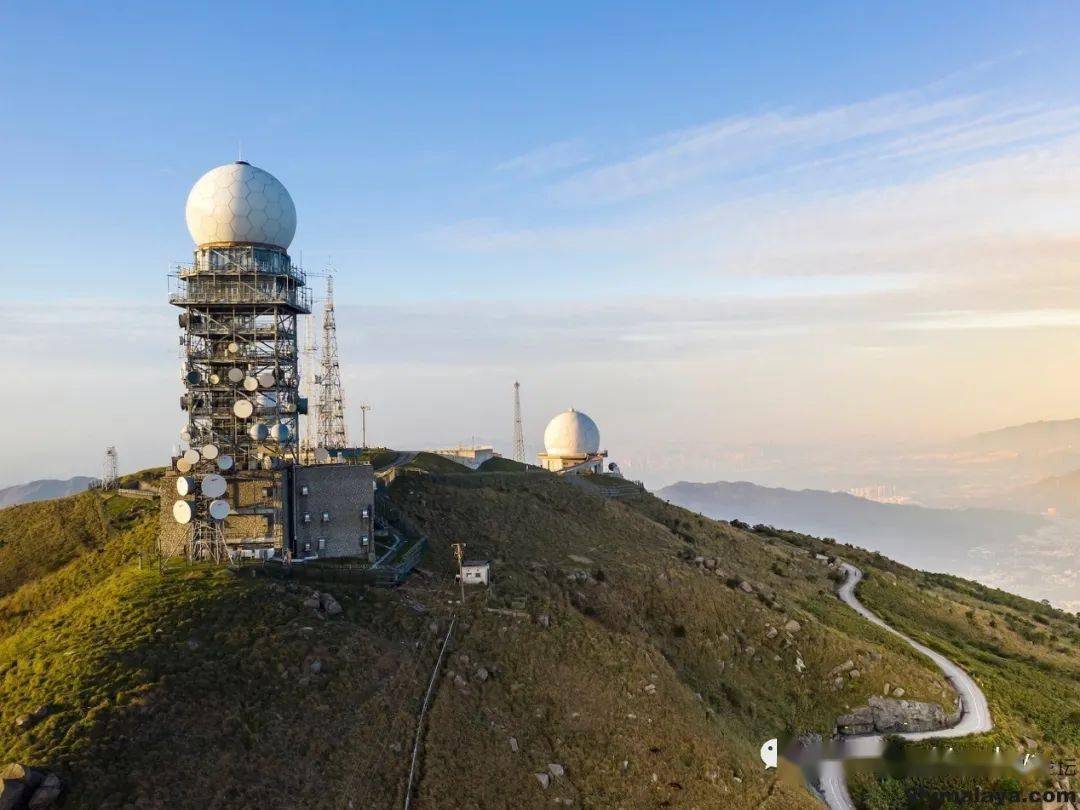 这个圆形的气象雷达是大帽山的特色.