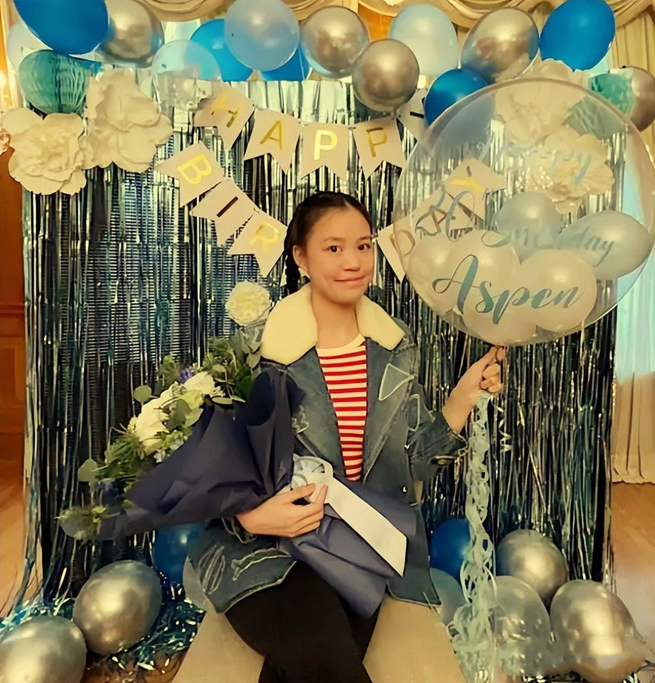 之前,刘銮雄和前女友吕丽君的女儿刘秀盈过20岁生日,作为父亲的刘銮雄