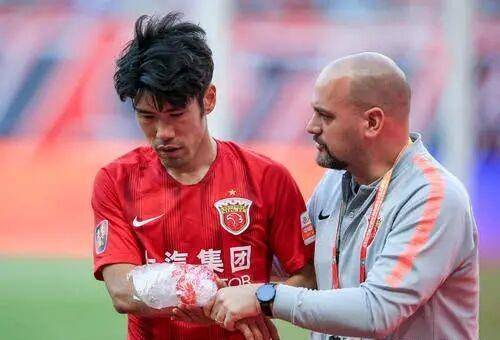 31岁的吕文君在上海上港如何从超级替补到全能尖兵?_赛季_时间_中超