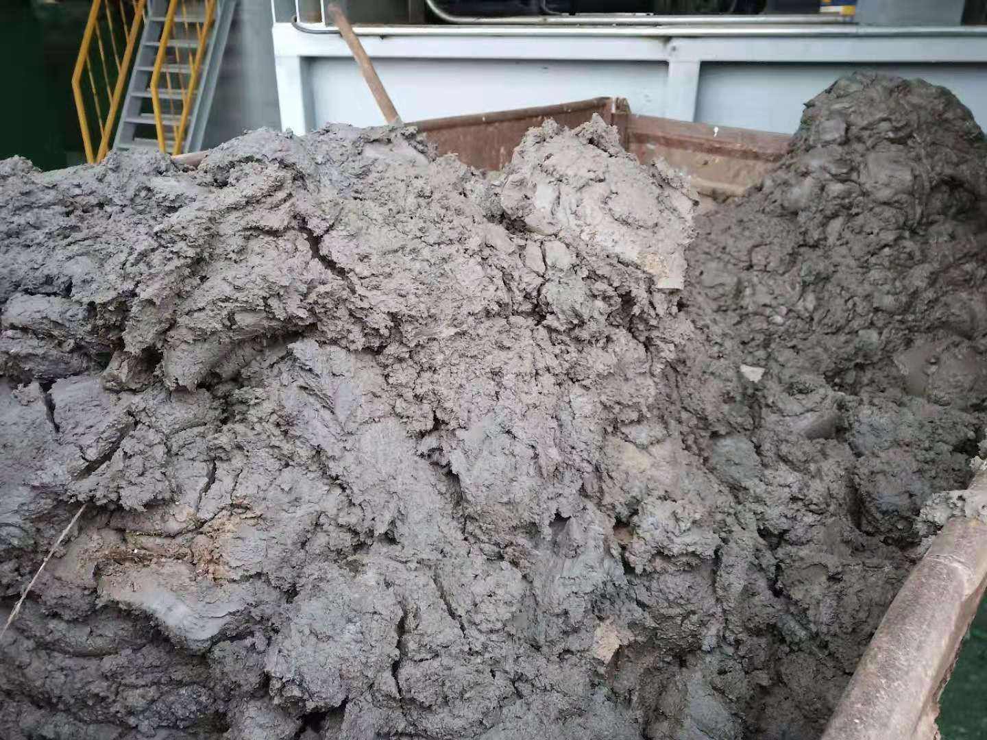 向疏浚淤泥中加入固化材料以达到固结疏浚淤泥,使其具有良好工程特性