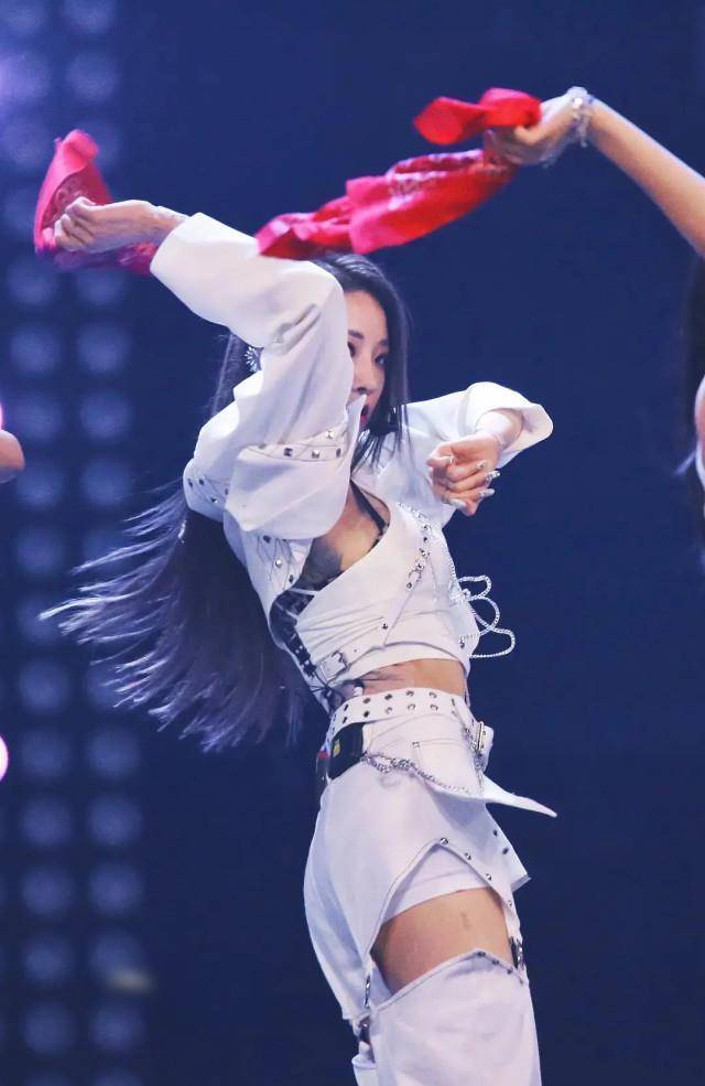 喻言穿露腰装出席活动,贴胶布遮盖满背纹身,年少轻狂后悔了?