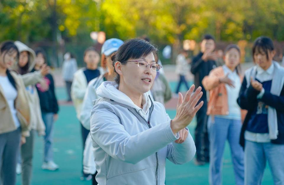 线上与学生商讨身手，山财大教师程亚红的双语太极拳课程火了