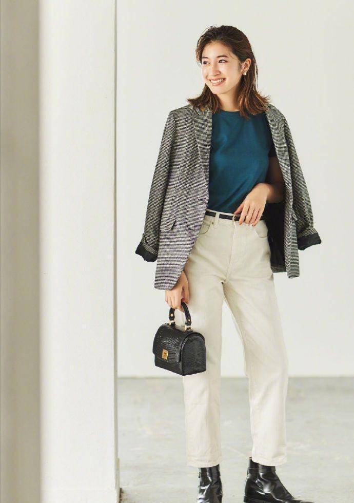 看日杂模特的穿搭示范,精致优雅太大气