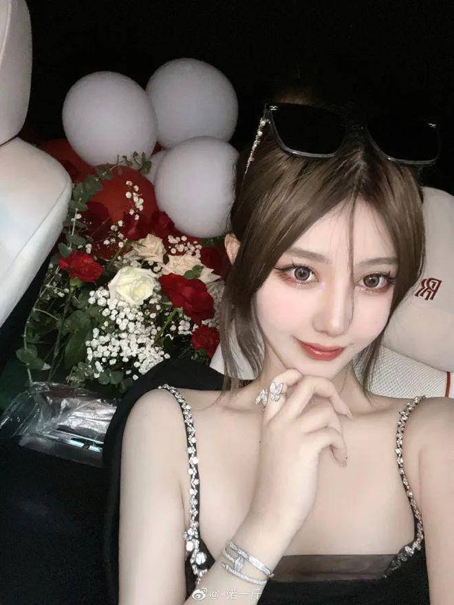 每天不是在被送礼物,就是在去party路上的lucky girl…女主角叫金依诺